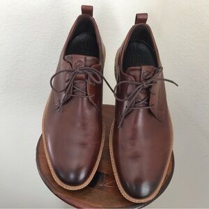 Men’s brown leather derby. Excellent condition.